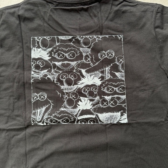 [NEW] KAWS x Uniqlo x Sesame Street Black Tee - Picture 3 of 9